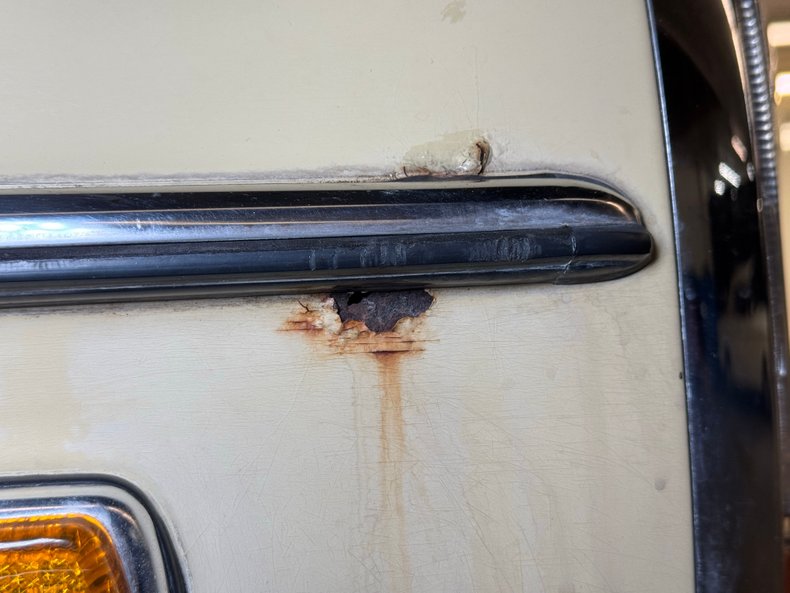 Mercedes-benz-300d-1975-Maple-Yellow-Saddle-25