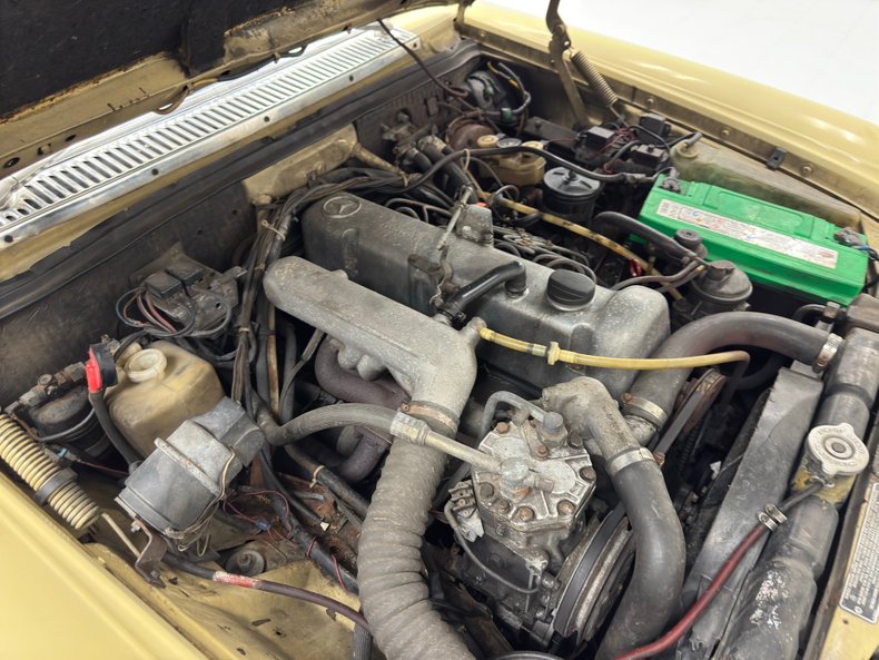 Mercedes-benz-300d-1975-Maple-Yellow-Saddle-36