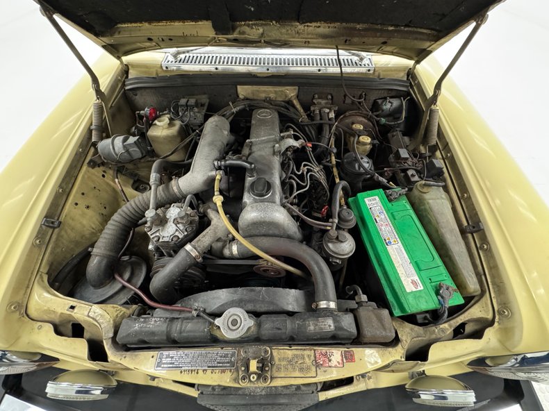 Mercedes-benz-300d-1975-Maple-Yellow-Saddle-37