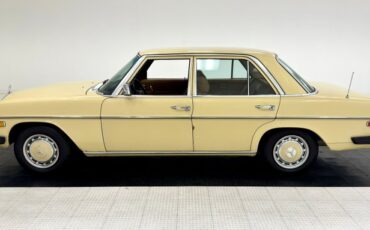 Mercedes-benz-300d-1975-Maple-Yellow-Saddle