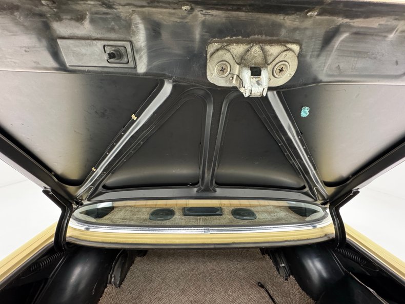 Mercedes-benz-300d-1975-Maple-Yellow-Saddle-39