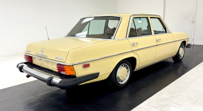 Mercedes-benz-300d-1975-Maple-Yellow-Saddle-4