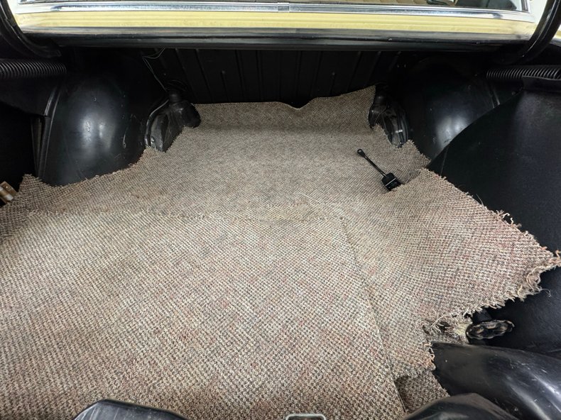 Mercedes-benz-300d-1975-Maple-Yellow-Saddle-41