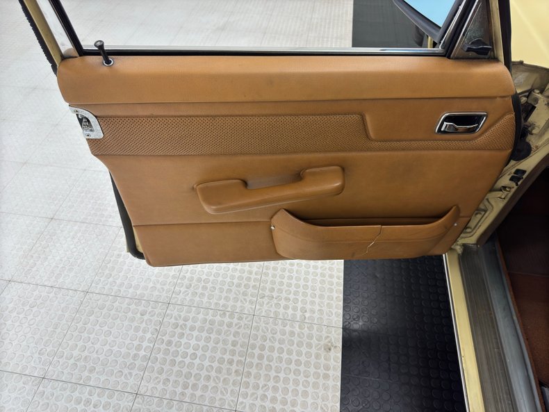 Mercedes-benz-300d-1975-Maple-Yellow-Saddle-43