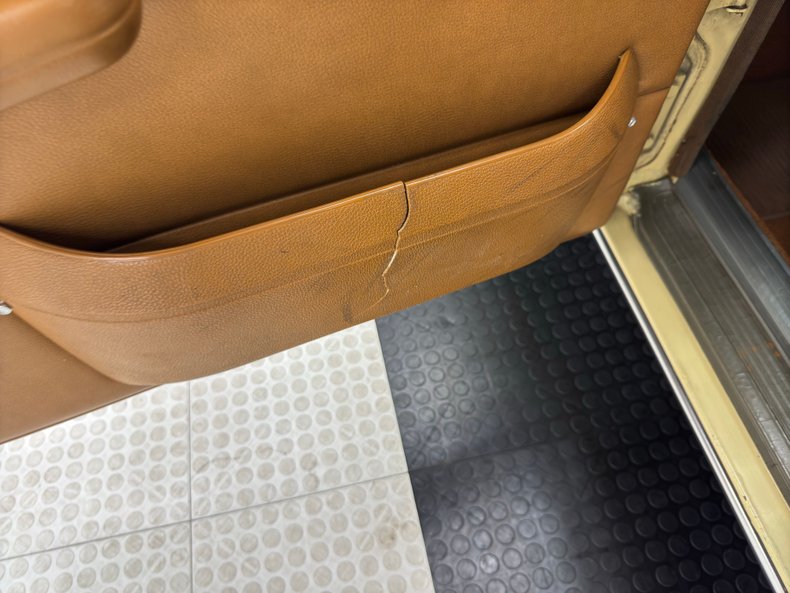 Mercedes-benz-300d-1975-Maple-Yellow-Saddle-44