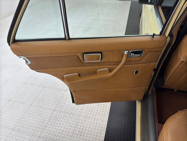 Mercedes-benz-300d-1975-Maple-Yellow-Saddle-45