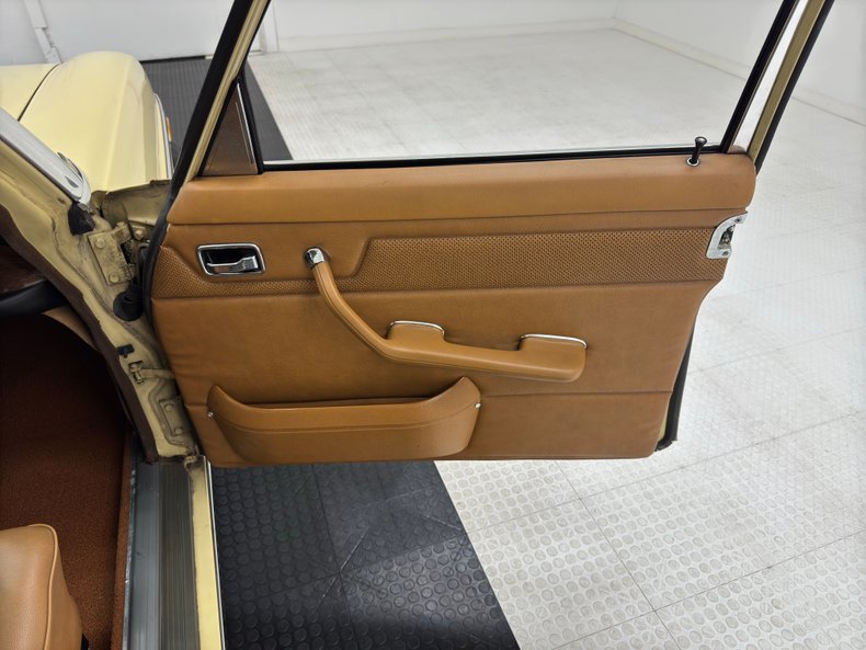 Mercedes-benz-300d-1975-Maple-Yellow-Saddle-46