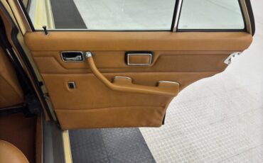 Mercedes-benz-300d-1975-Maple-Yellow-Saddle-47