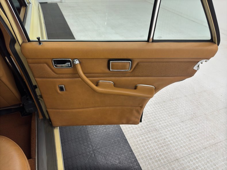 Mercedes-benz-300d-1975-Maple-Yellow-Saddle-47