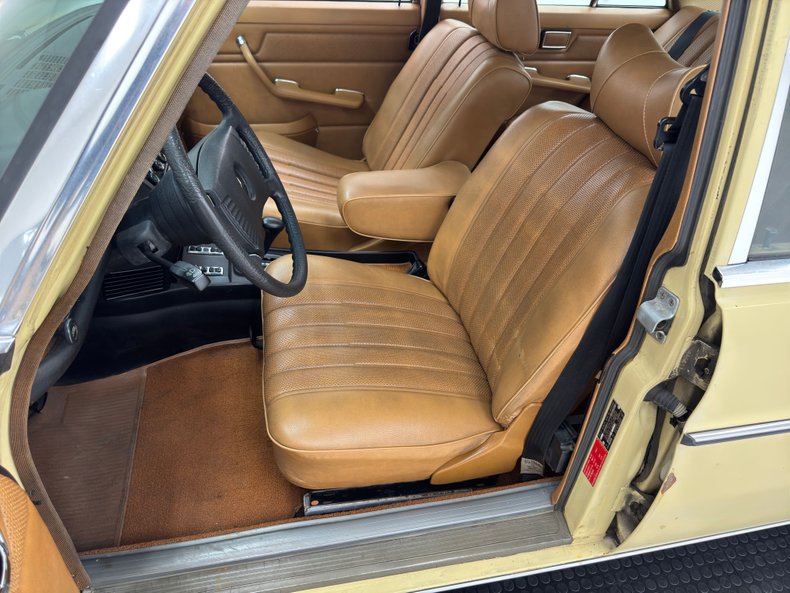 Mercedes-benz-300d-1975-Maple-Yellow-Saddle-48