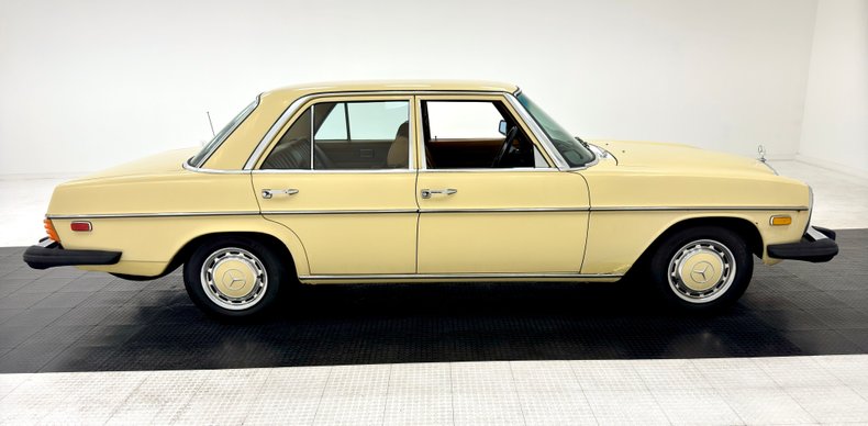 Mercedes-benz-300d-1975-Maple-Yellow-Saddle-5
