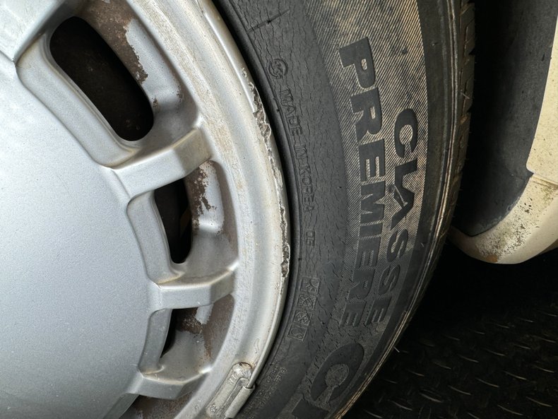 Mercedes-benz-300d-1993-Light-Ivory-Saddle-26