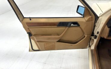 Mercedes-benz-300d-1993-Light-Ivory-Saddle-38