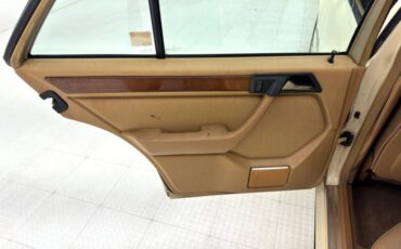 Mercedes-benz-300d-1993-Light-Ivory-Saddle-39