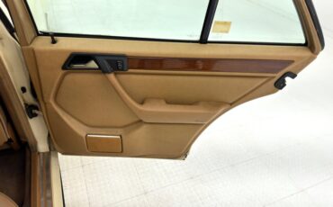 Mercedes-benz-300d-1993-Light-Ivory-Saddle-41