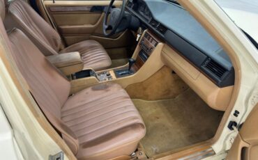 Mercedes-benz-300d-1993-Light-Ivory-Saddle-49