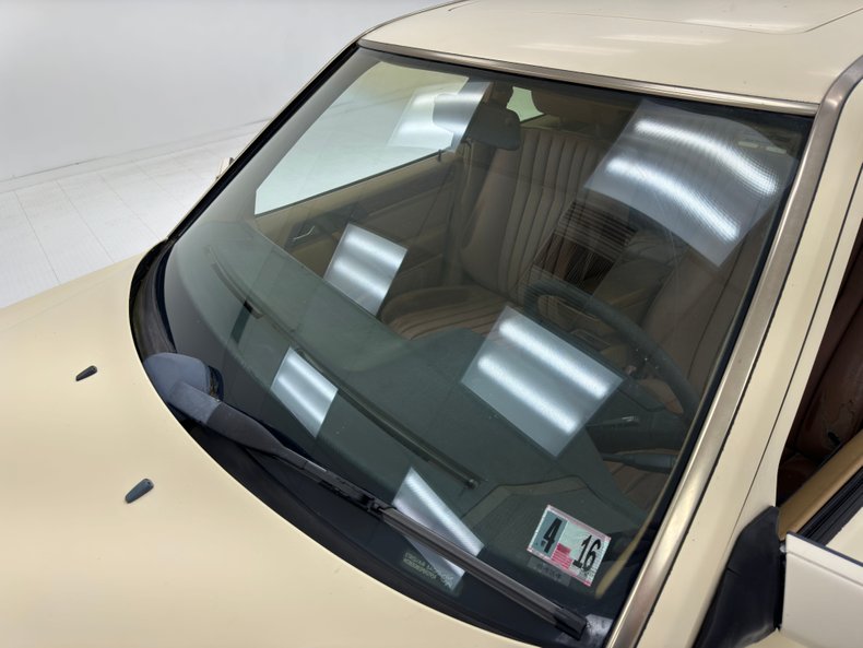 Mercedes-benz-300d-1993-Light-Ivory-Saddle-9