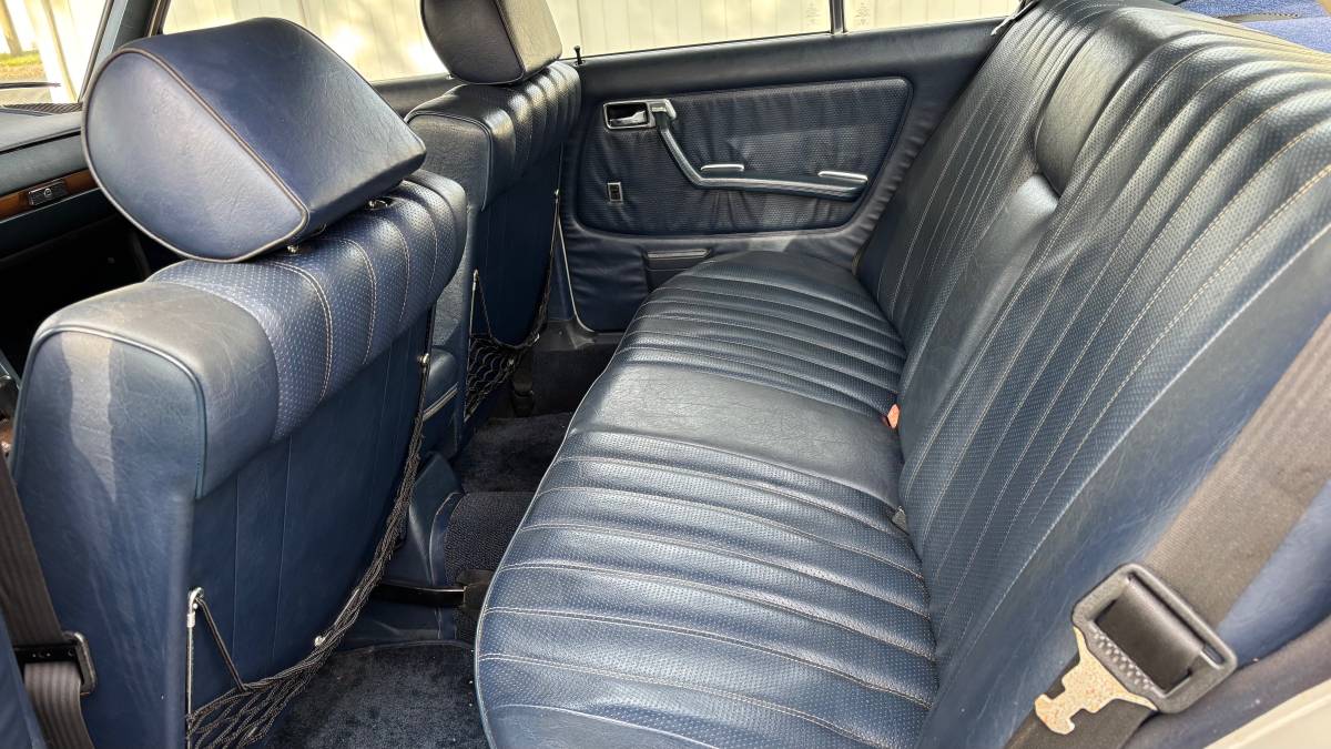 Mercedes-benz-300d-diesel-1981-grey-10