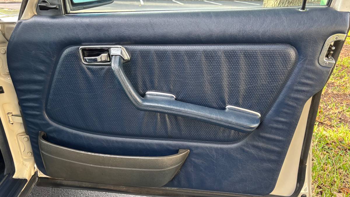 Mercedes-benz-300d-diesel-1981-grey-14