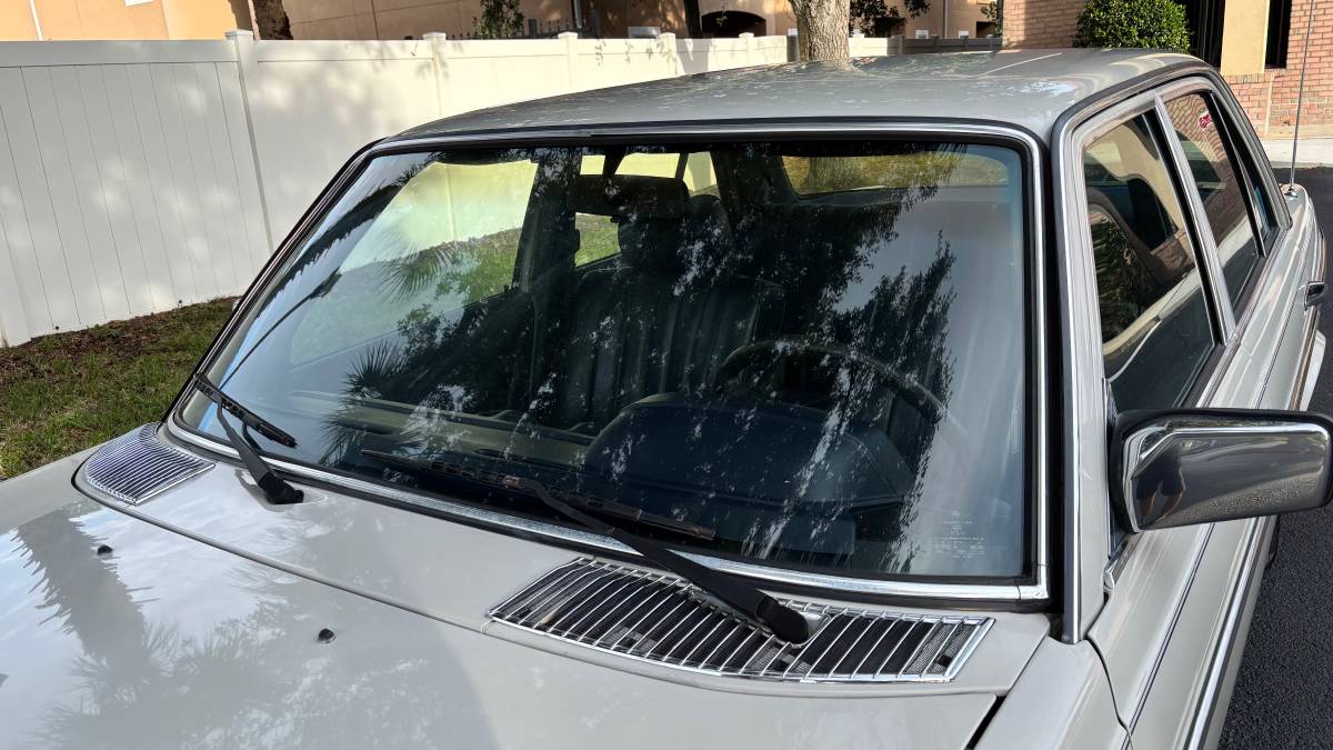 Mercedes-benz-300d-diesel-1981-grey-20