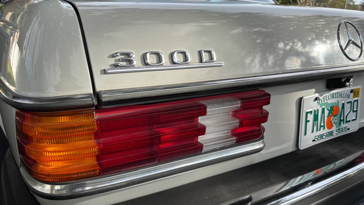 Mercedes-benz-300d-diesel-1981-grey-3