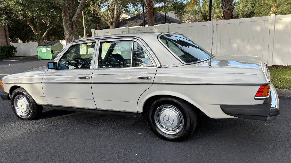 Mercedes-benz-300d-diesel-1981-grey-4