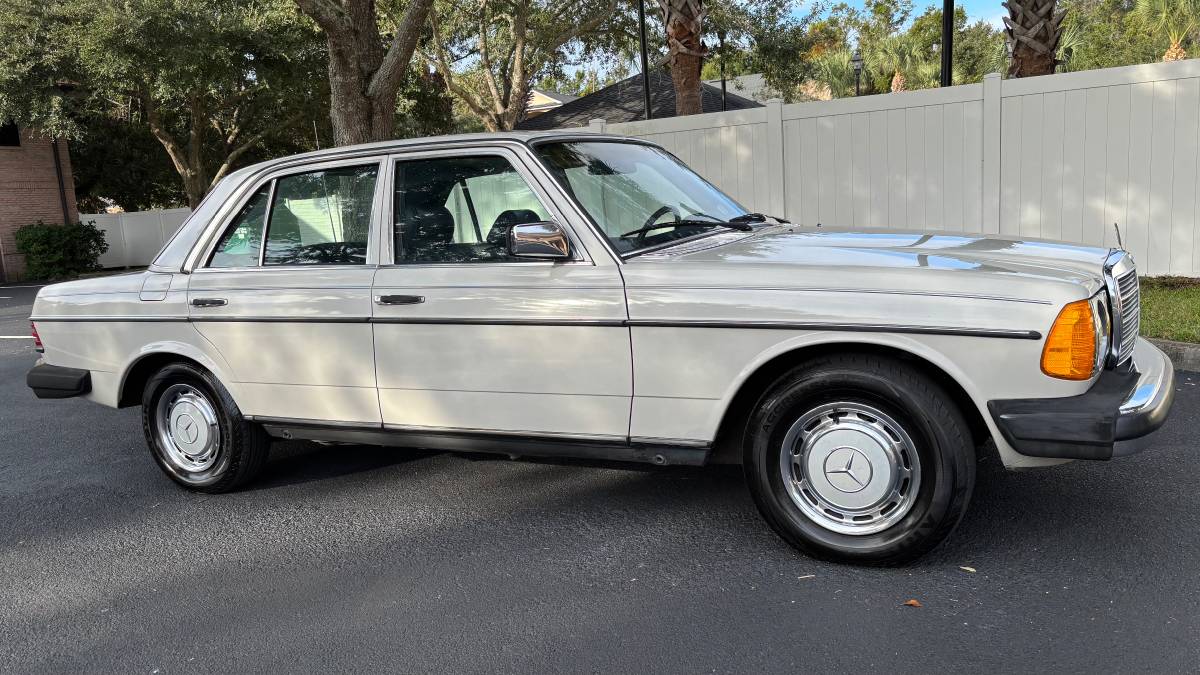 Mercedes-benz-300d-diesel-1981-grey-7