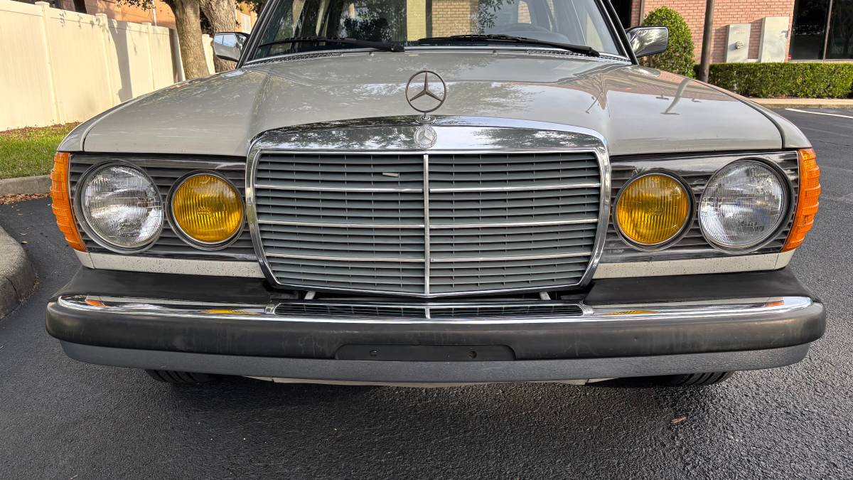 Mercedes-benz-300d-diesel-1981-grey-9
