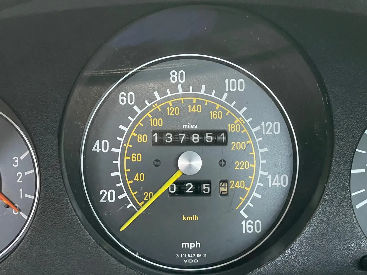 Mercedes-benz-380sl-1984-Astral-Silver-Blue-4