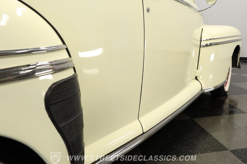 Mercury-Coupe-1946-Light-Yellow-Dark-Red-26