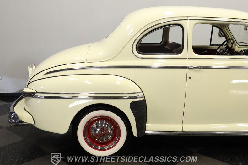 Mercury-Coupe-1946-Light-Yellow-Dark-Red-27