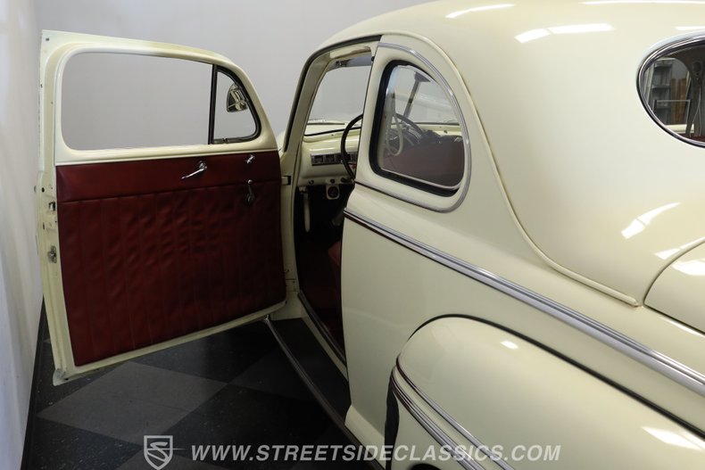 Mercury-Coupe-1946-Light-Yellow-Dark-Red-32