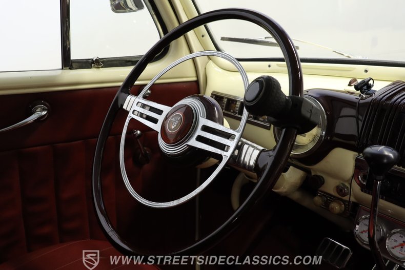 Mercury-Coupe-1946-Light-Yellow-Dark-Red-43