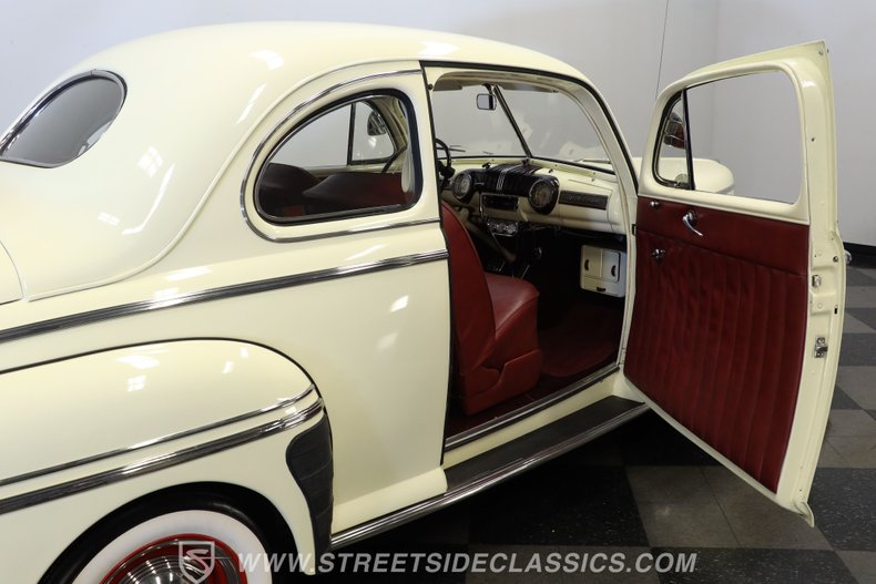 Mercury-Coupe-1946-Light-Yellow-Dark-Red-46