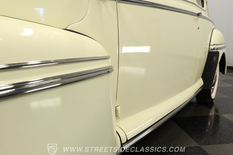 Mercury-Coupe-1946-Light-Yellow-Dark-Red-48