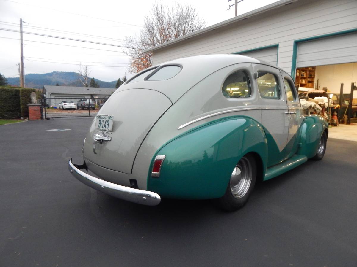 Mercury-sedan-1940-custom-2