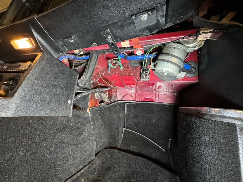 Mg-Mgb-1977-Damask-Red-Black-45