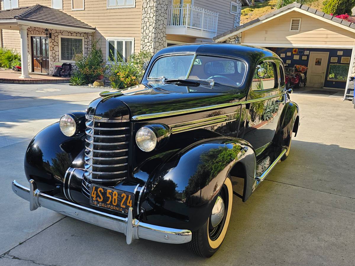 Oldsmobile-1937-black-6