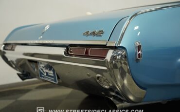 Oldsmobile-442-1968-Light-Blue-Metallic-Parchment-2