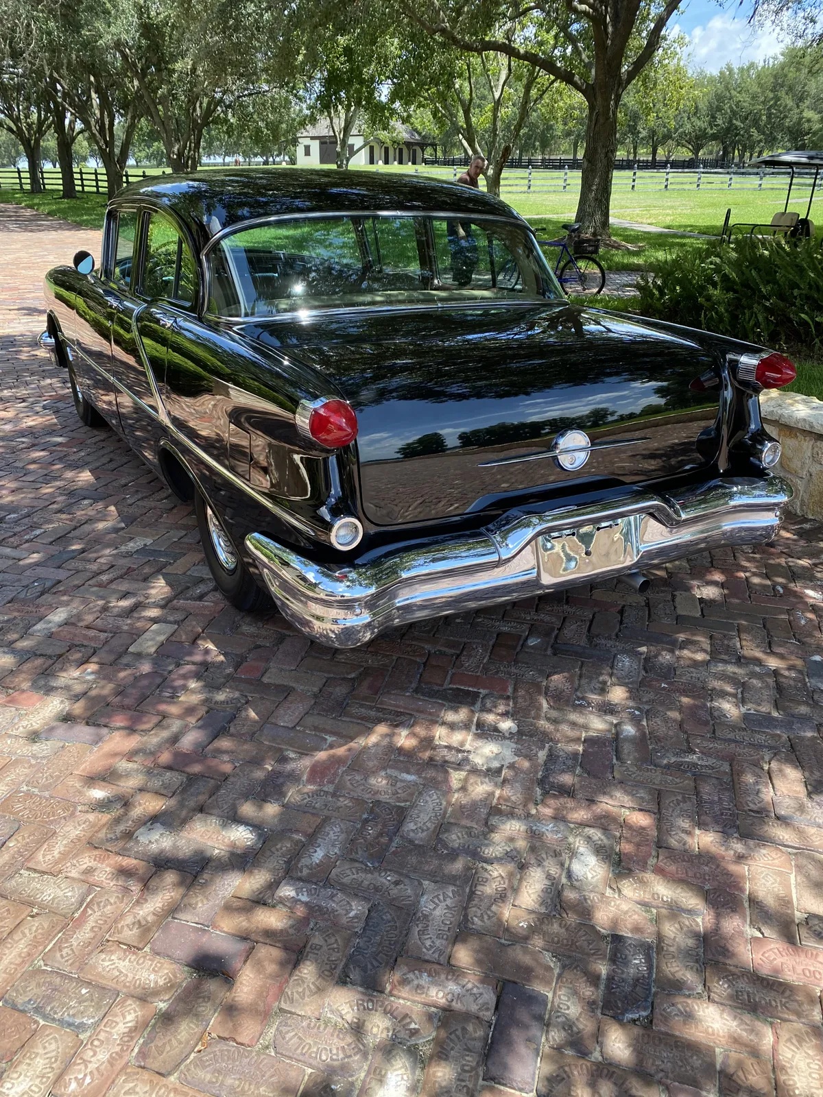 Oldsmobile-88-1956-Black-Gold-2