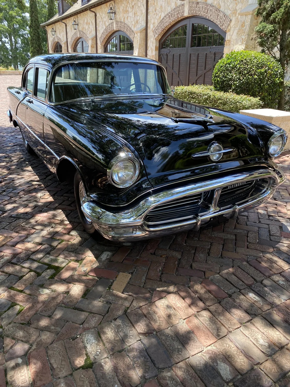 Oldsmobile-88-1956-Black-Gold-3
