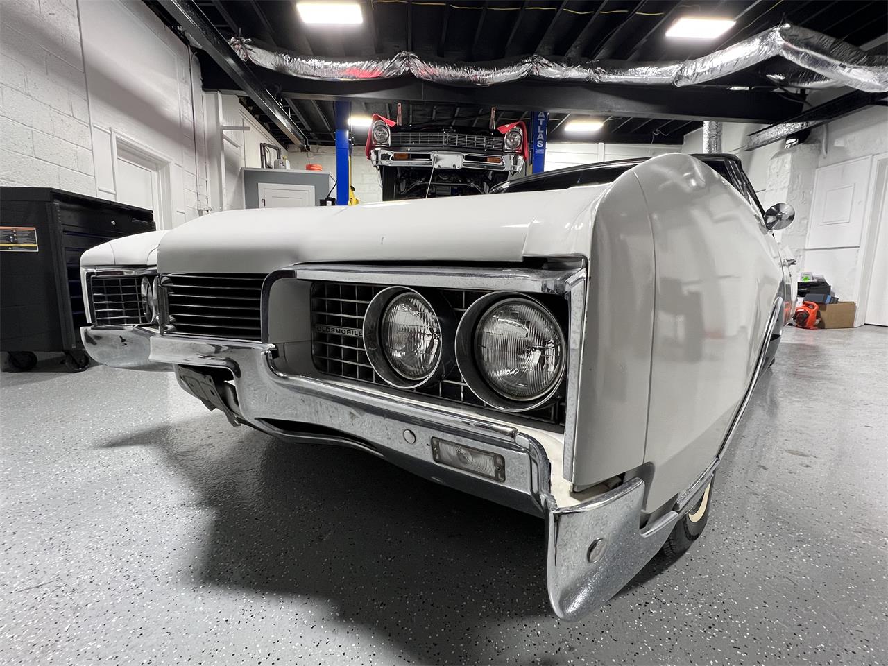 Oldsmobile-98-1967-White-Black-1