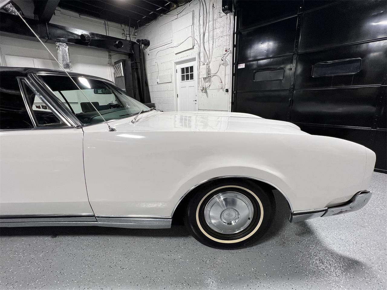 Oldsmobile-98-1967-White-Black-11