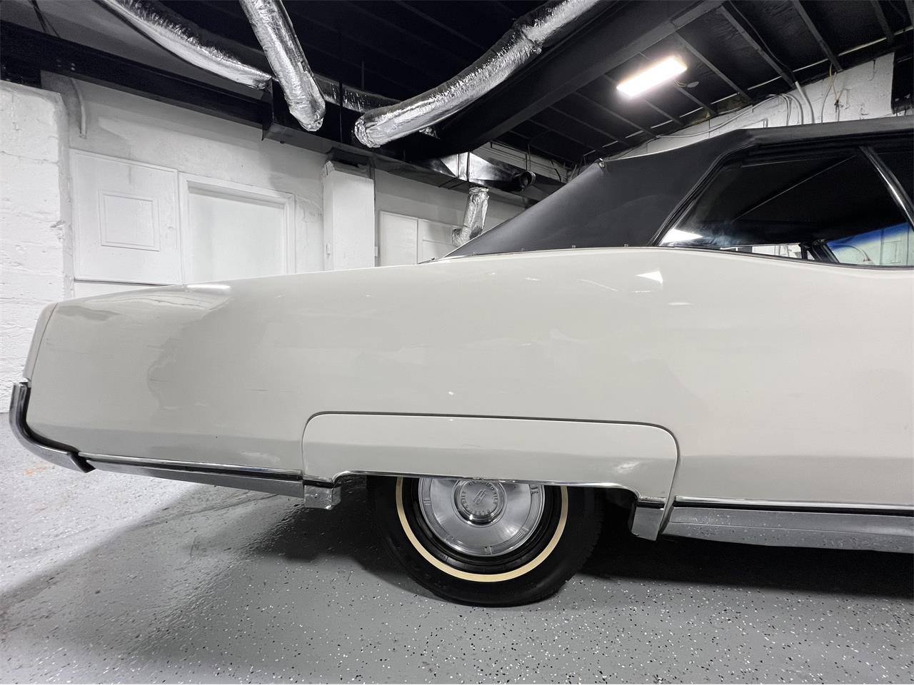 Oldsmobile-98-1967-White-Black-12
