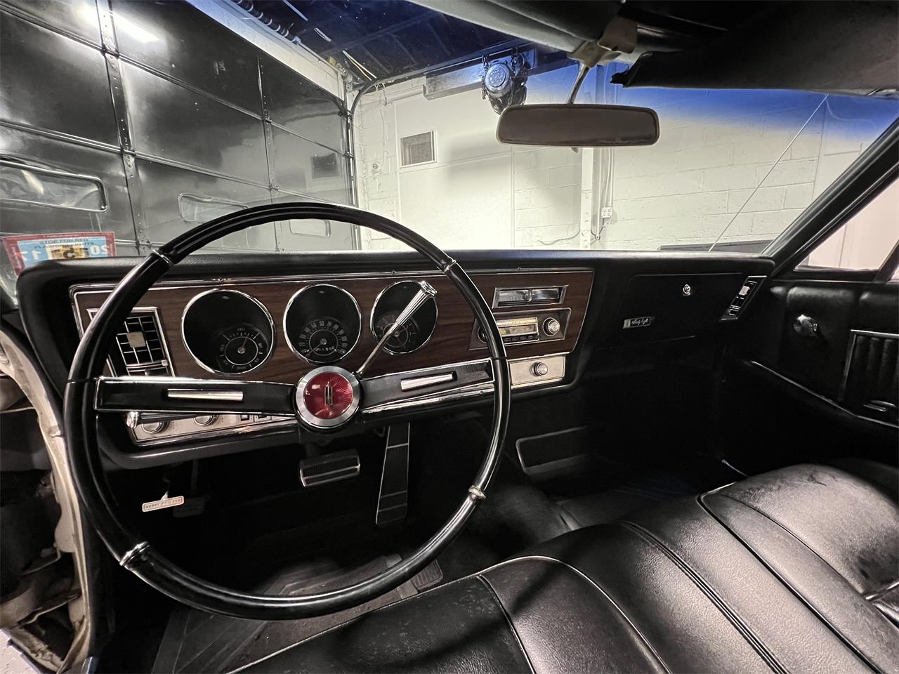 Oldsmobile-98-1967-White-Black-13