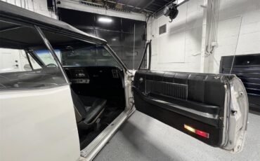Oldsmobile-98-1967-White-Black-14