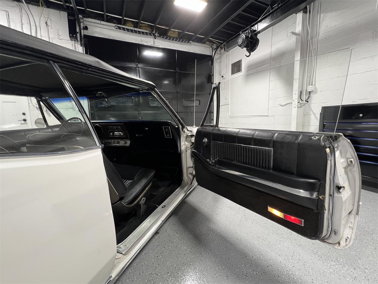 Oldsmobile-98-1967-White-Black-14