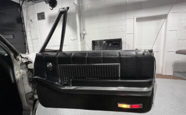 Oldsmobile-98-1967-White-Black-15