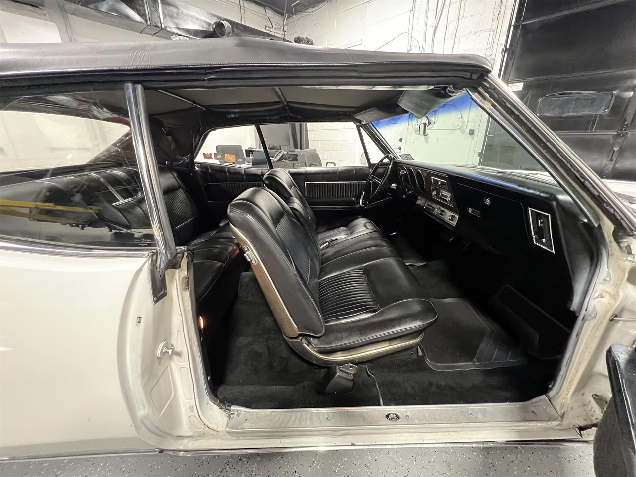 Oldsmobile-98-1967-White-Black-16