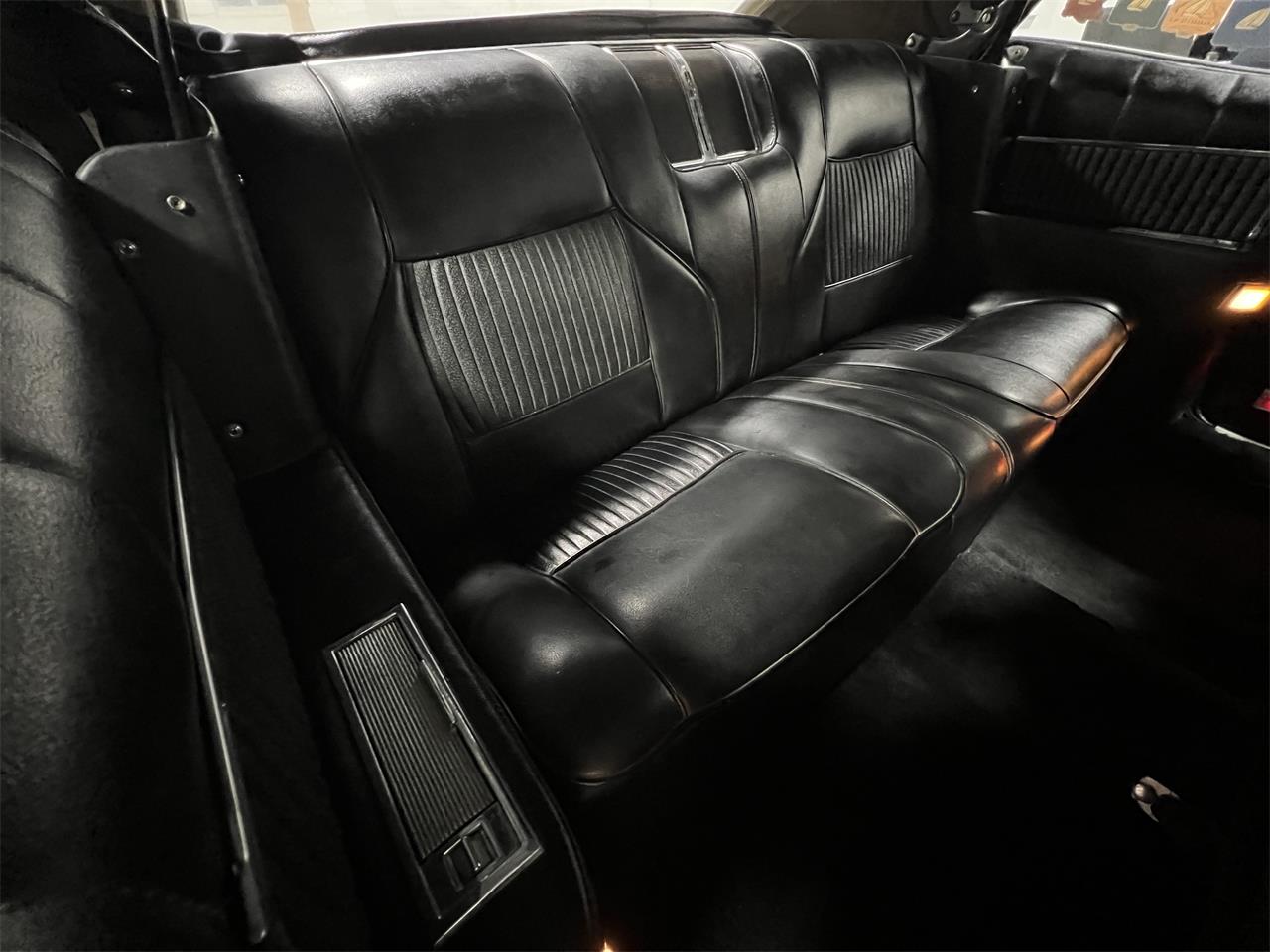 Oldsmobile-98-1967-White-Black-18